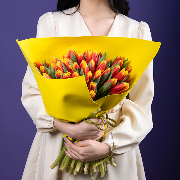 Купить Букет 51 красно-жёлтый тюльпан в Санкт-Петербурге с бесплатной доставкой: цена, фото, описание